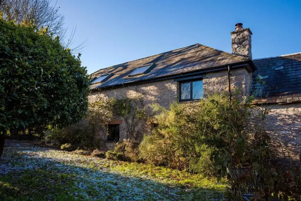 The Old Coach House - Converted barn with private garden parking and fireplace
