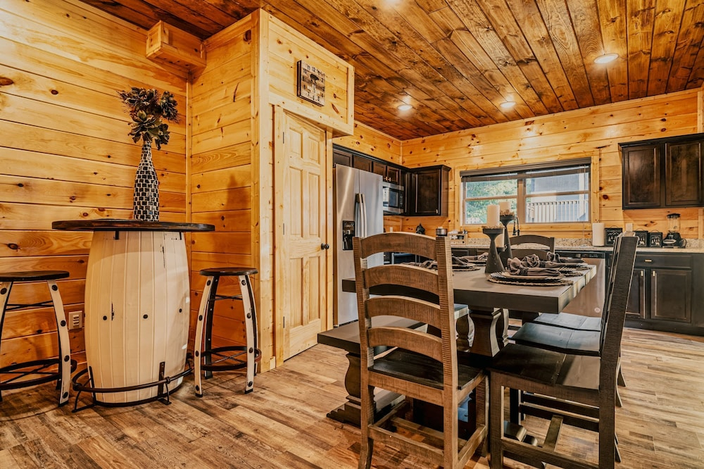 Stylish New 5BR 4BA Cabin Steps From Dollywood