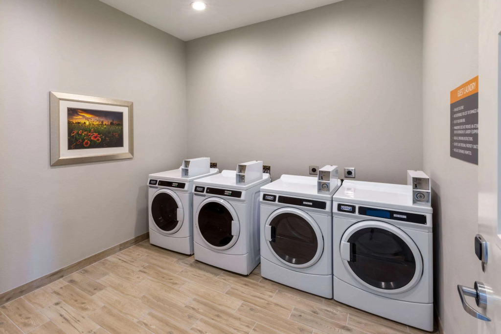 La Quinta Inn & Suites by Wyndham Round Rock near Kalahari