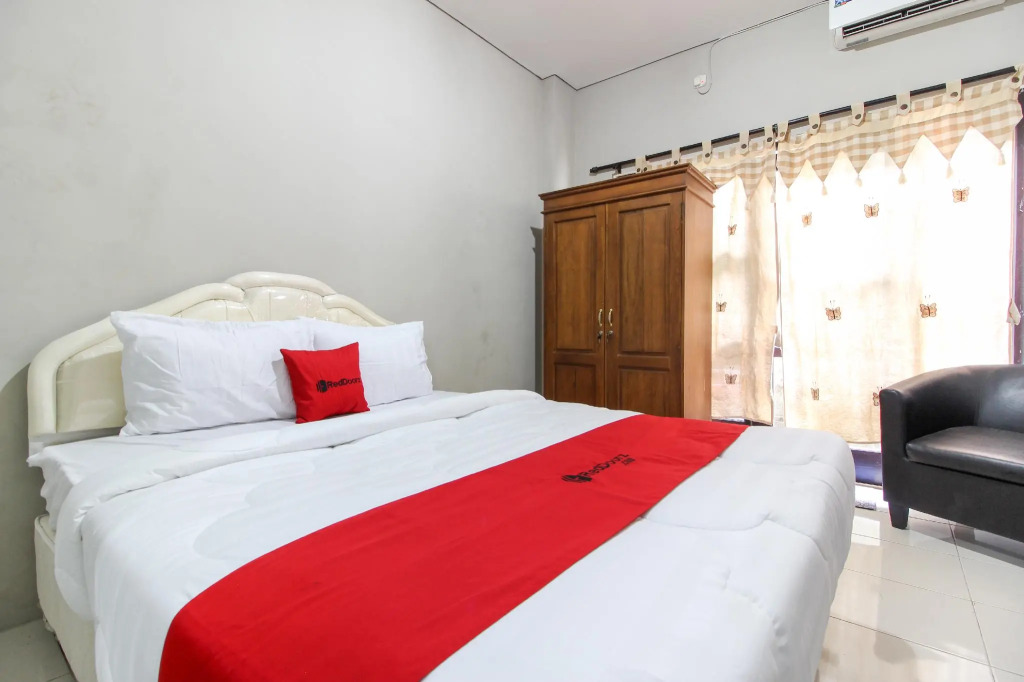 RedDoorz near Solo Balapan Station 2
