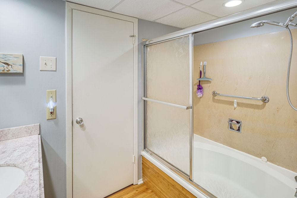 Golfers Getaway! Modern Diamondhead Condo