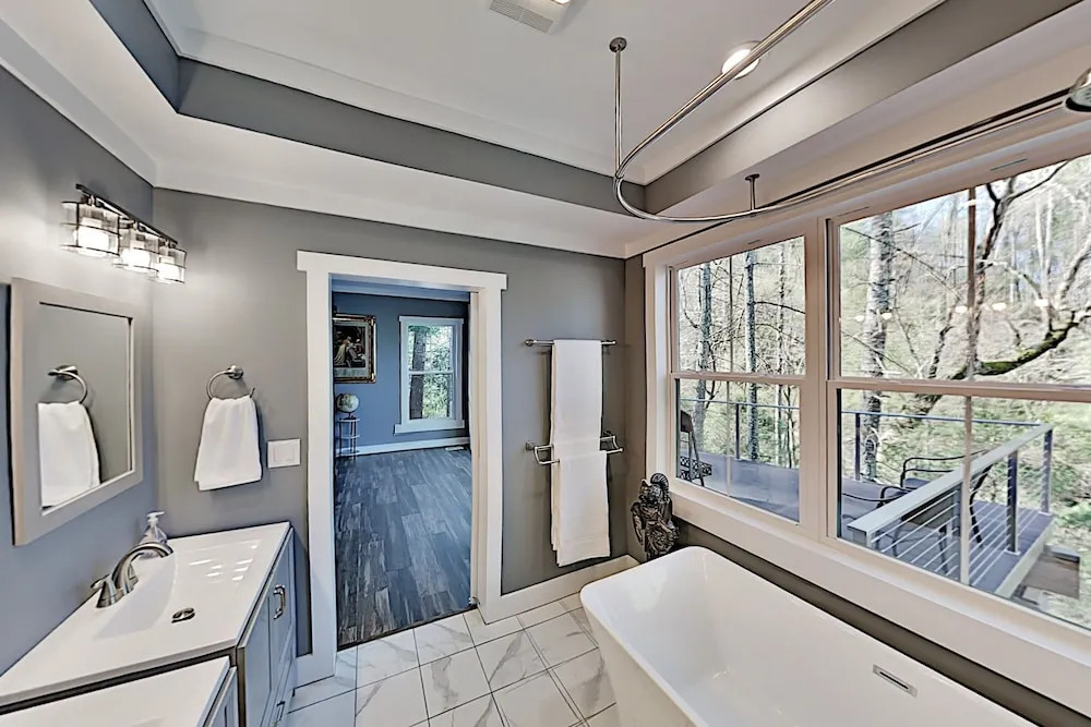 Lavish W/ Hot Tub - Near Asheville, Skiing 3 Bedroom Home