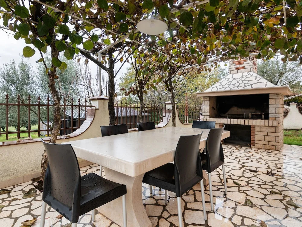 Peaceful Apartment in Poreč with Garden