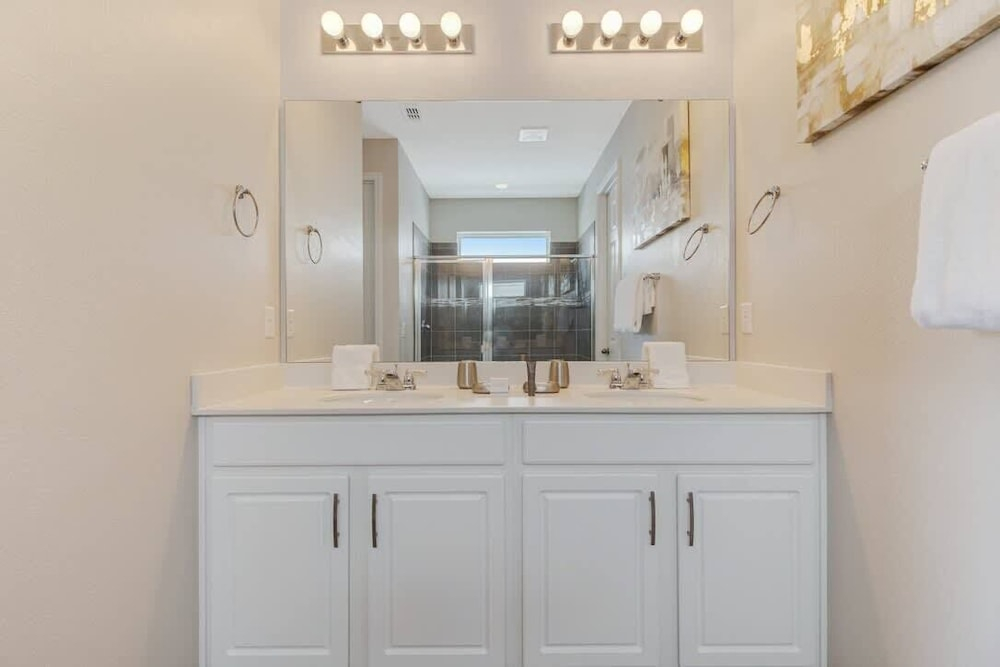 Upscale 9BR Stay With Pool and Themed Rooms