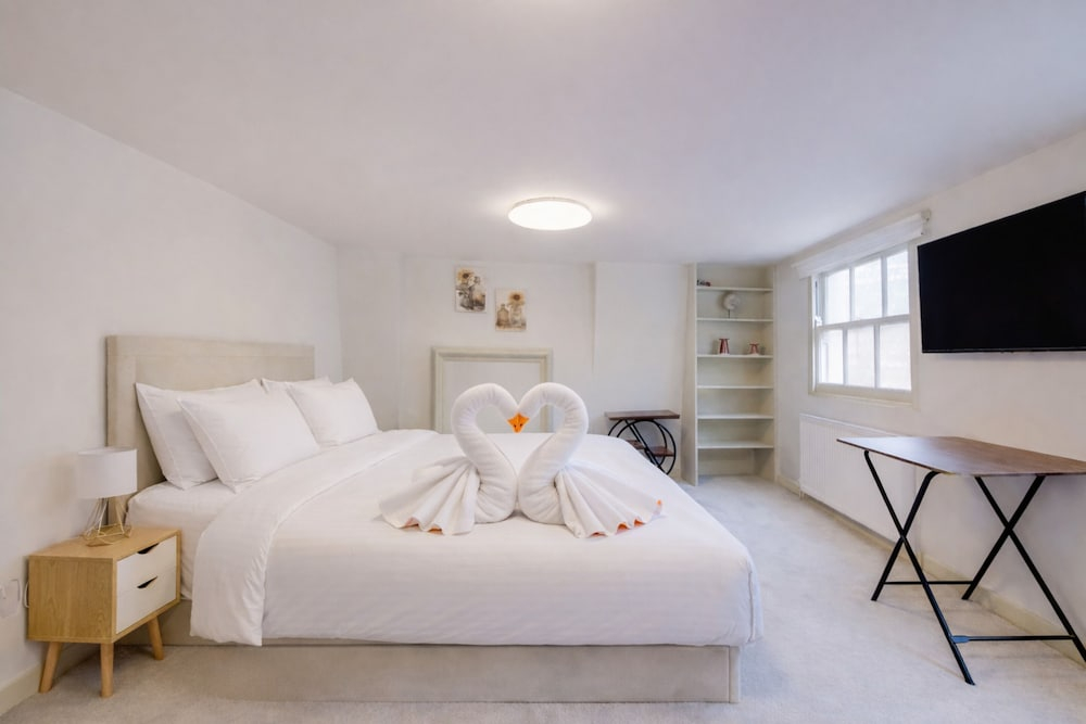 Stylish 2BR Apartment in Leicester Square