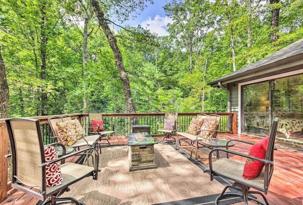 Lake Toxaway Cabin w/ Fire Pit - 1 Mi to Marina