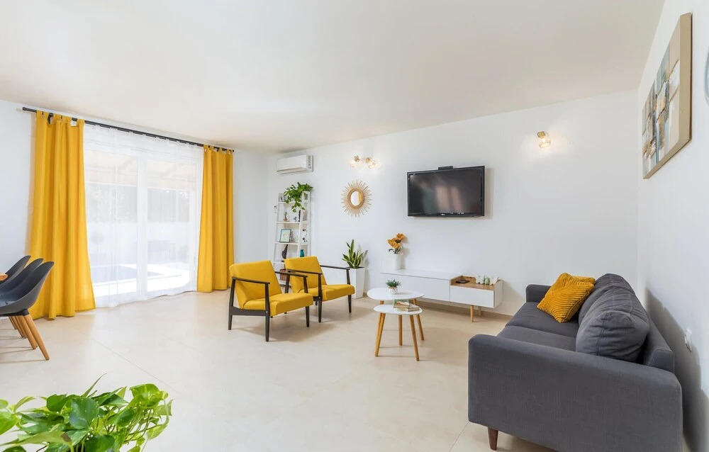 Lovely Home In Valbandon