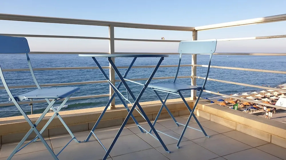 Ostria beachfront studio with seaview
