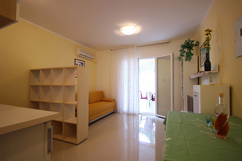 Apartment Dino - apartments with hot tub: A3 Novalja, Island Pag
