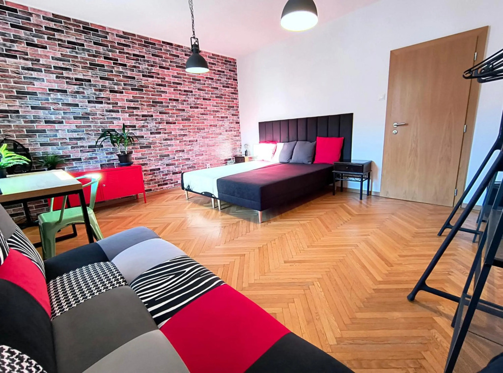 4 bedroom apartment in city center with air conditioning