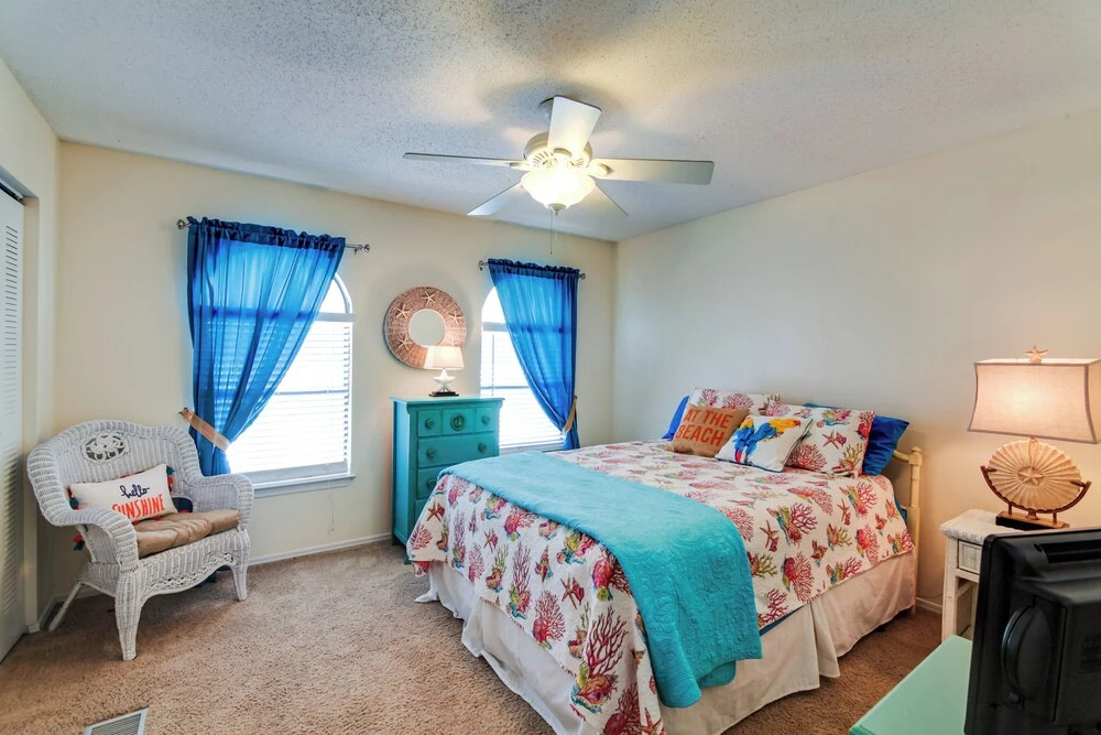 Destin Townhome w/ Balcony - Walk to the Beach!