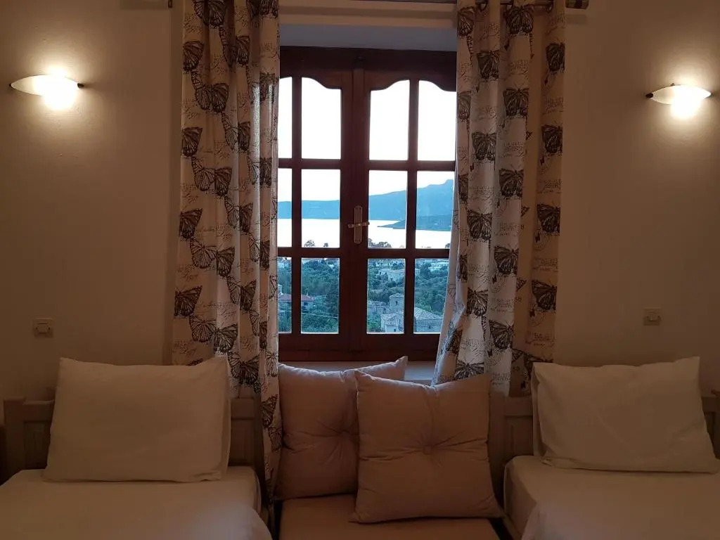 Vardia Hotel