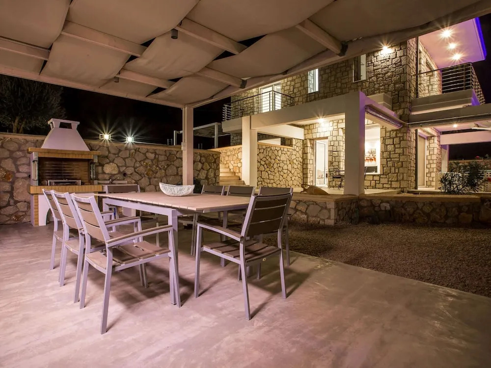 Villa in Rhodes with Infinity Pool & BBQ