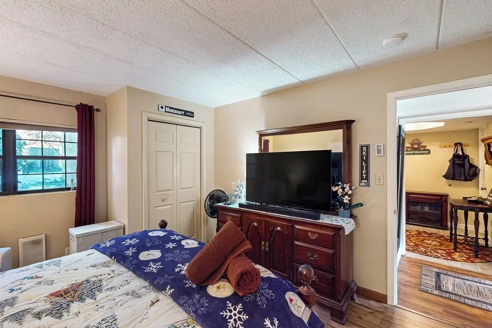 Lakefront Poconos Retreat! Pool & Hot Tub Access