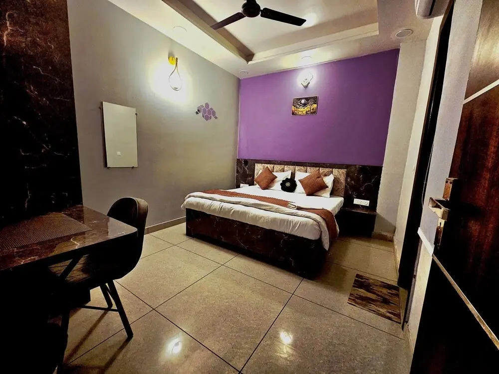 FabHotel Moonlit