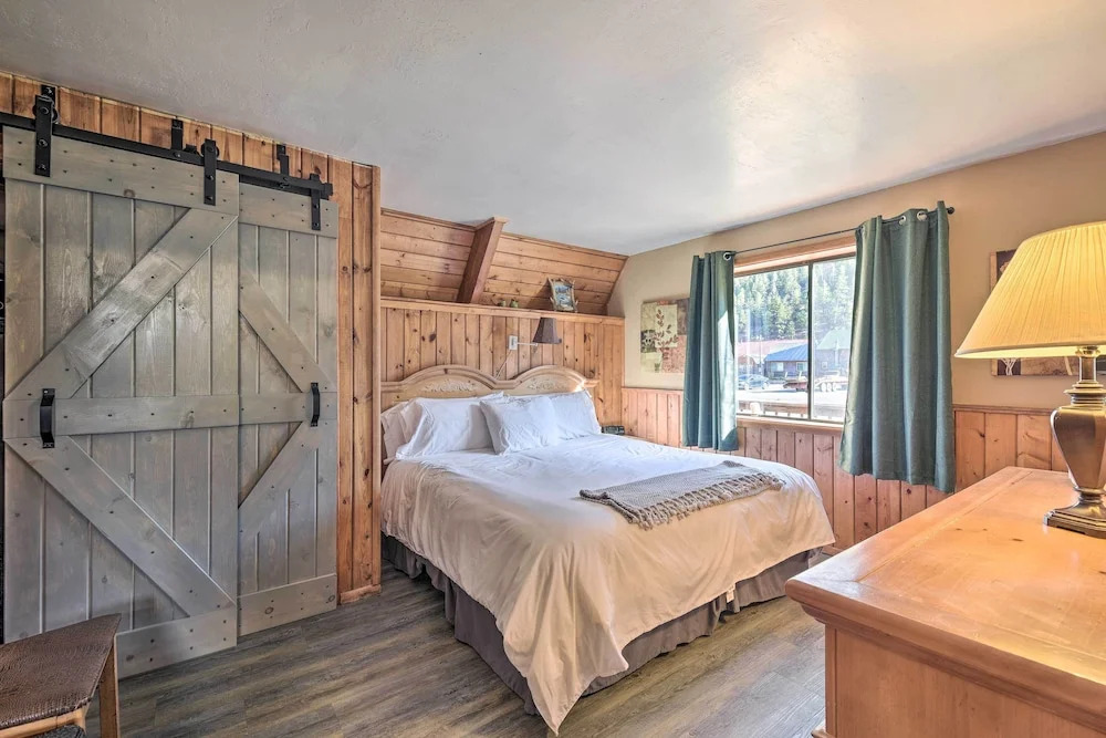 Ski-in/ski-out Red River Cabin w/ Mtn Views!