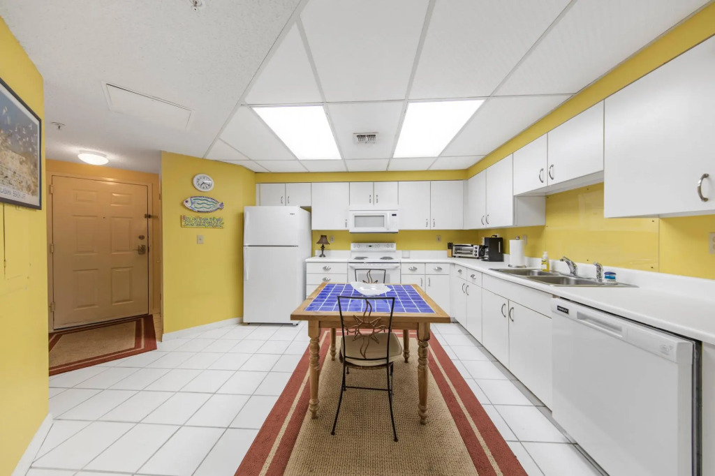 Beachfront condo with wraparound balcony & pools