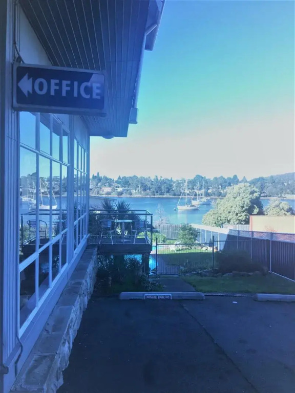 Waterfront Lodge Motel