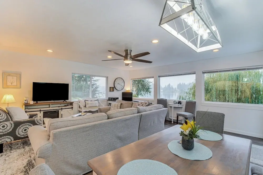 'lakehouse Living' Waterfront Retreat Near Tacoma
