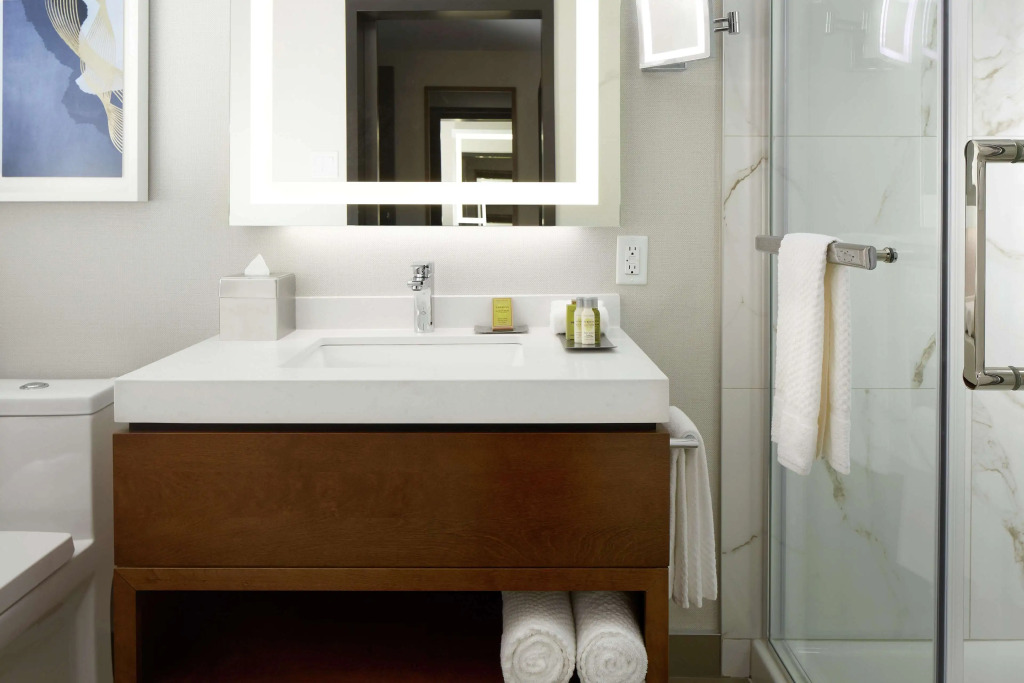 Doubletree By Hilton Montreal Airport