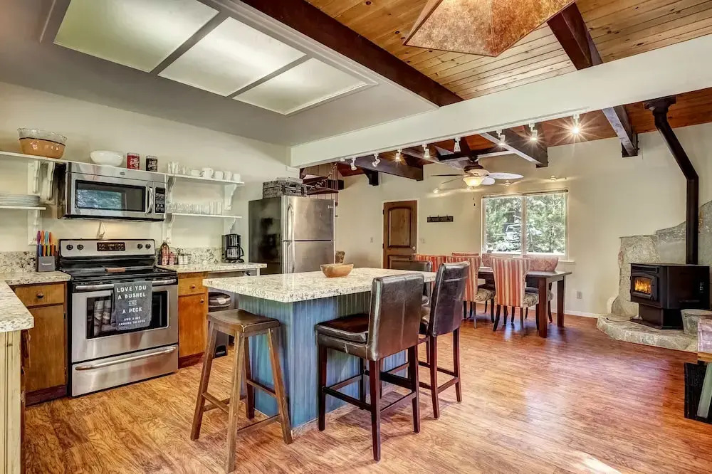 Stout House Cabin - Your Kids Favorite Backyard!