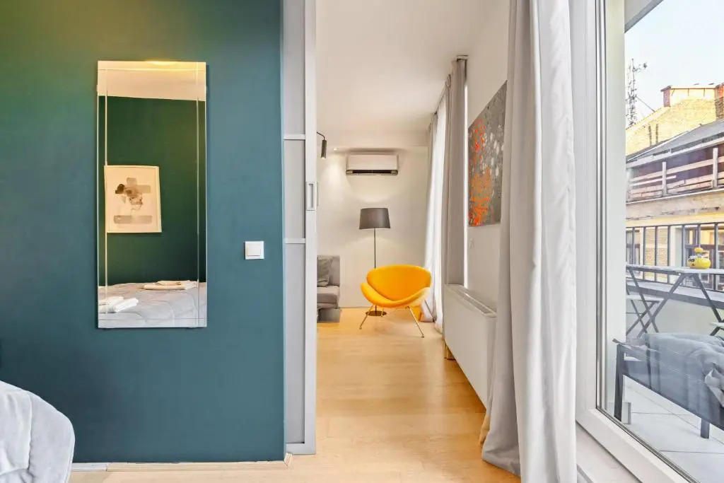 King Street II - 1BR / Sleeps 3 / Balcony (SM07)