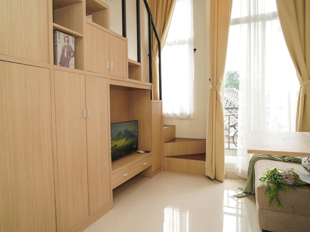 Homey Studio Loft Apartment At Apple 1 Condovilla