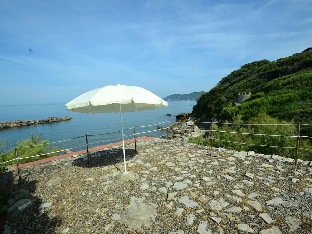 Beautifully Situated Detached Cottage With View on and Private Access to the sea