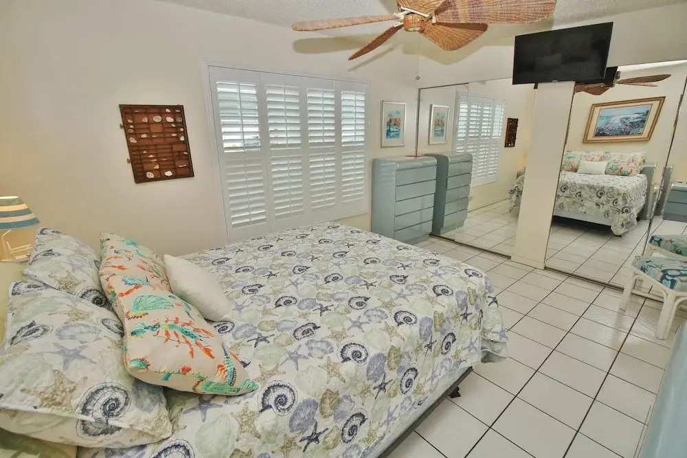 Colony Beach Club 132