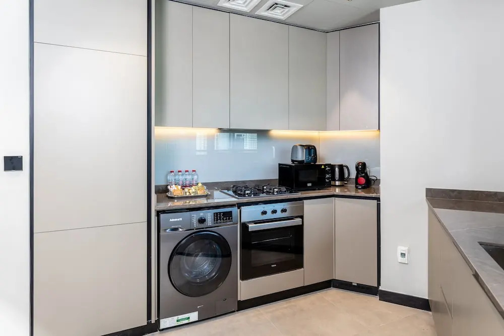 Waves - Serene Waterfront Elegance: 2BR Haven in Business Bay