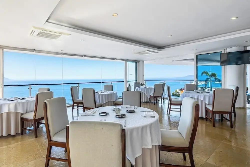Luxurious Partial Ocean-view Suite With 3 Pools, hot Tub, gym & Balcony