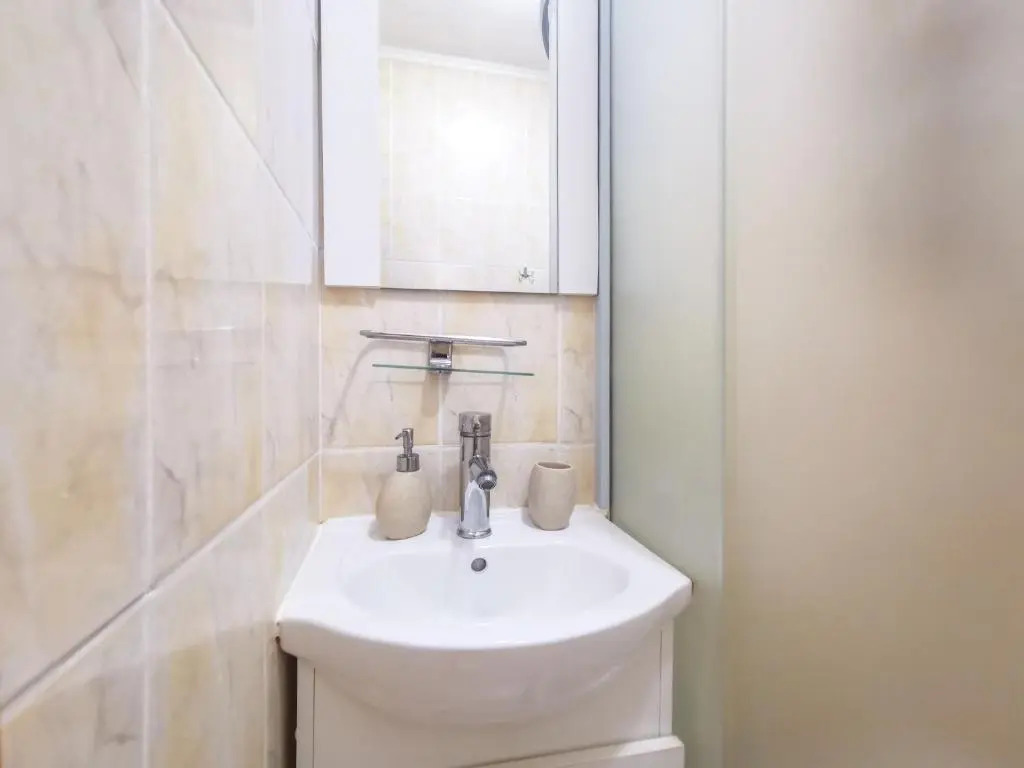 Charming Modern Apartment, Minutes from Downtown