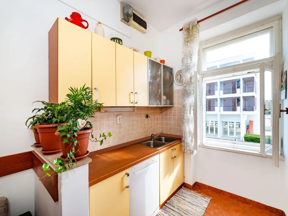 Charming First Floor Apartment With Great Sea View, Near the Beautiful Beach