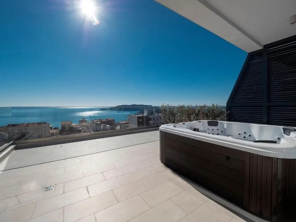 Horizon Two Bedroom Penthouse Hot tub