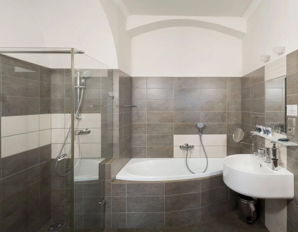3 Epoques Apartments by Adrez