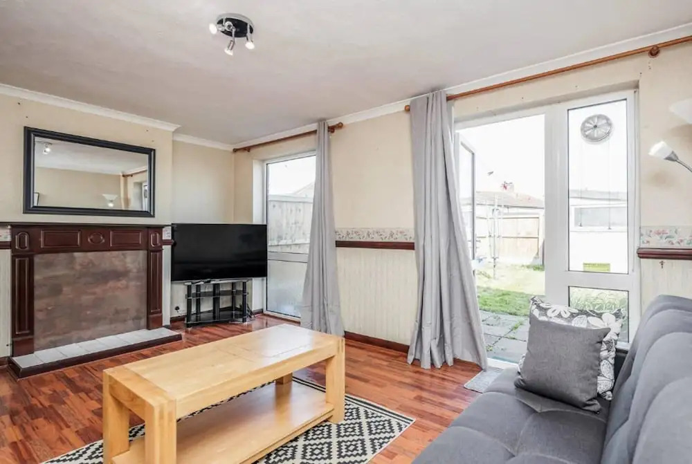 Cosy 3 Bedroom Home With Wifi, Parking & Garden