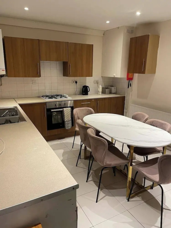 3 Bedrooms - 6 Guests - Parking - Fireplace - Bbq