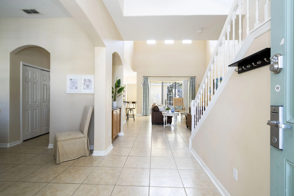 Stunning 5 Bd Home w/ Pool Close to Disney 7420