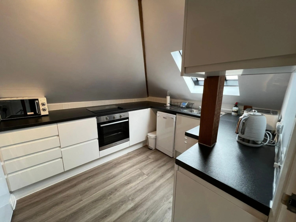 Delightful 1 bedroom Split-Level Apt in Glastonbury Town Centre