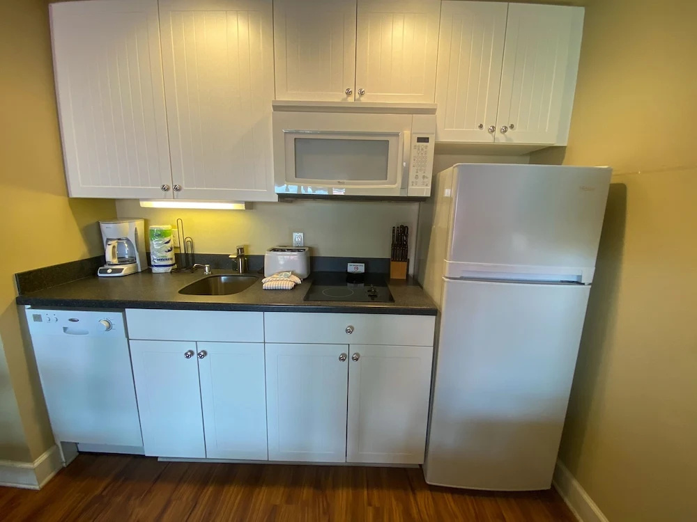Harbour House At The Inn Unit 308 1 Bedroom Condo by RedAwning, Fort Myers Beach