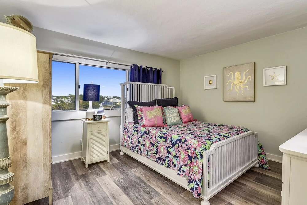 Pinnacle Port by Book That Condo