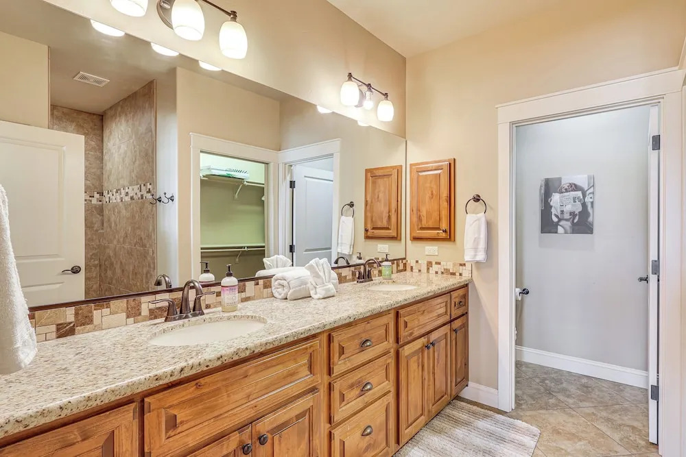 Ultimate Havasu Escape: Spacious 4BR 2 King Suites