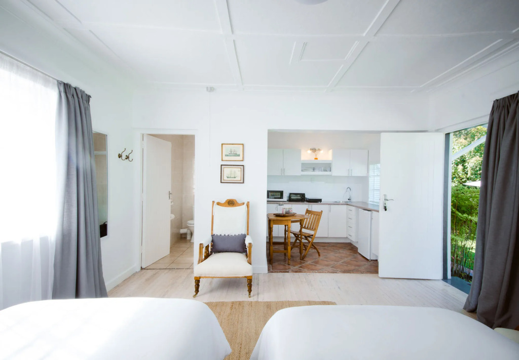 Whispering Oaks Guest House