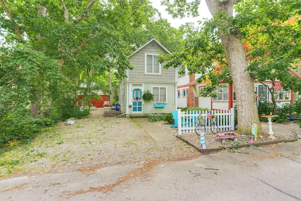 Walk to Lake: Historic Lakeside Marblehead Cottage