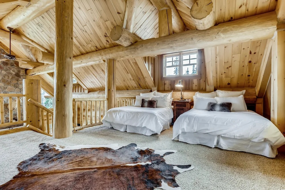 New Listing! Idyllic Mountain-view 4 Bedroom Home