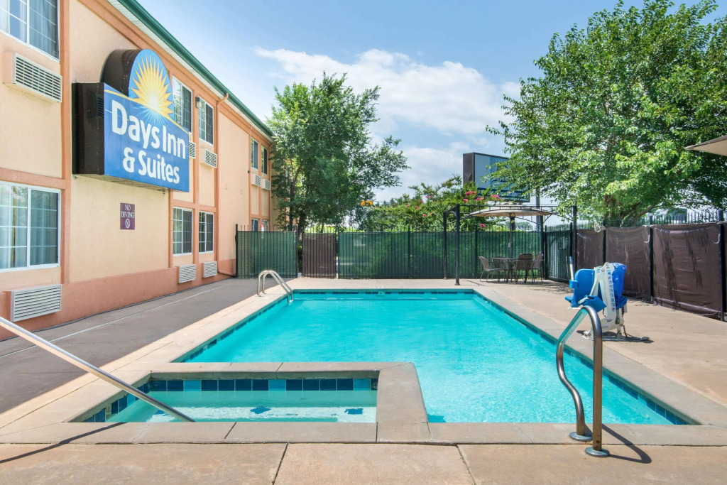 Days Inn & Suites by Wyndham Wichita