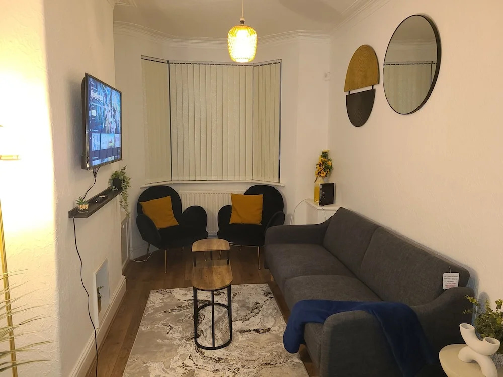 2 Bed House - Sleeps 5 - Pets - Parking - Wifi