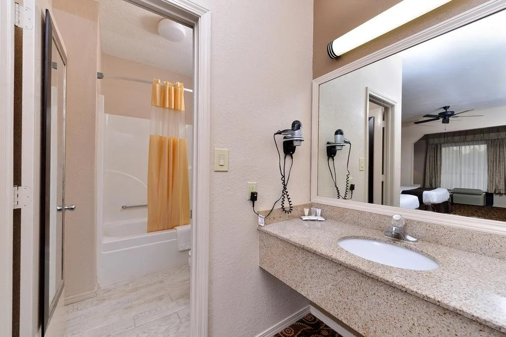 Mockingbird Inn & Suites