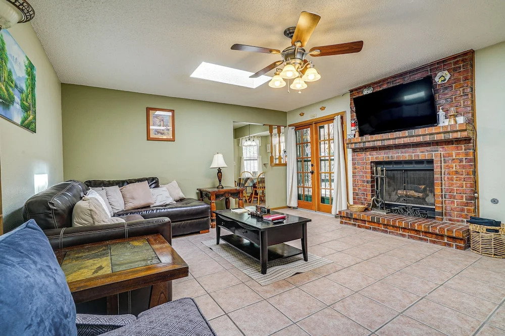 Pet-friendly El Paso Home ~ 9 Mi to Fort Bliss!