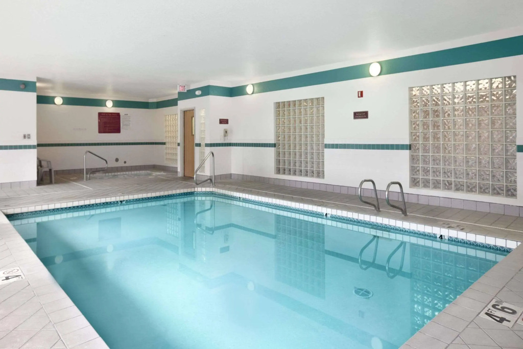 Howard Johnson Hotel & Suites by Wyndham Vancouver